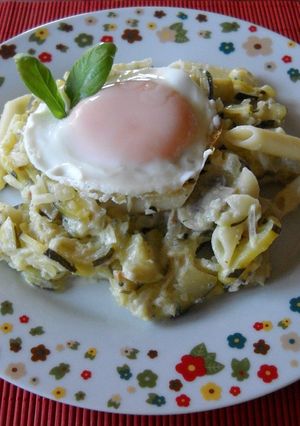 Una foto de Plumas con calabacín y pesto