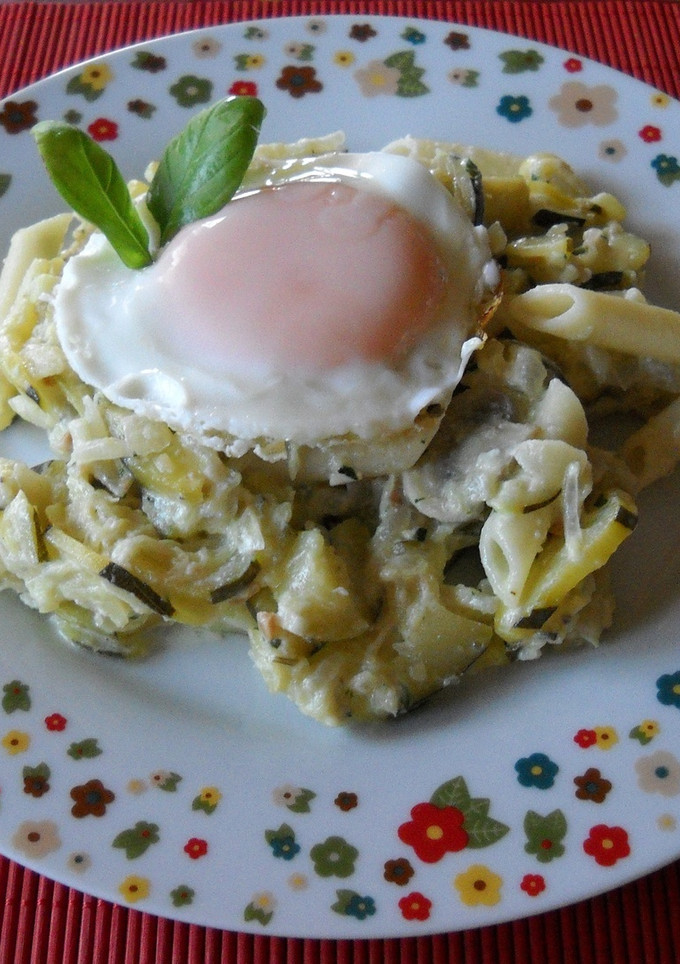 Una foto de Plumas con calabacín y pesto