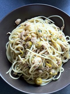 Una foto de Espagueti con atún y aceitunas rellenas