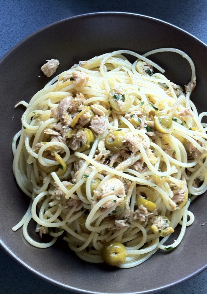 Una foto de Espagueti con atún y aceitunas rellenas