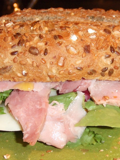 Una foto de Bocadillo de lacón y mozzarella