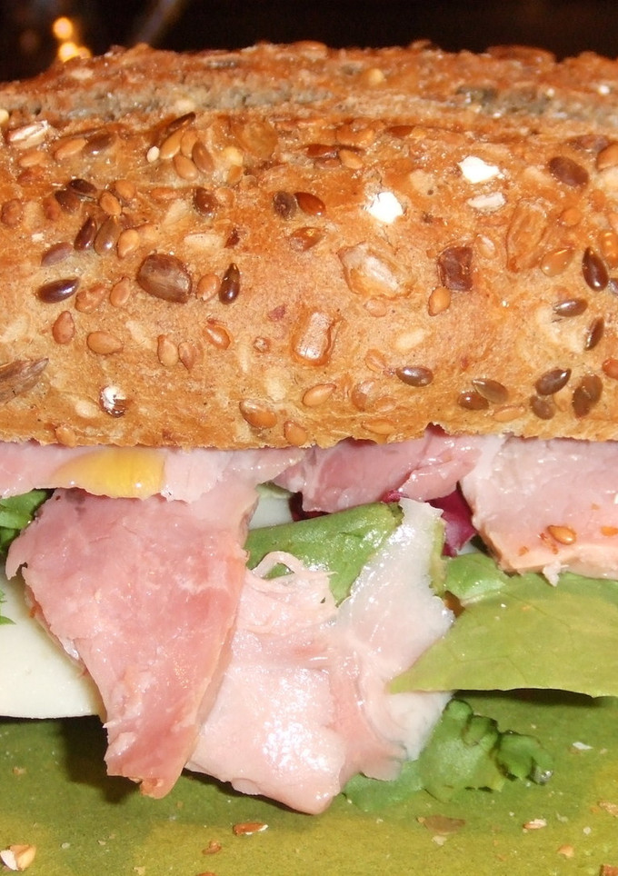 Una foto de Bocadillo de lacón y mozzarella
