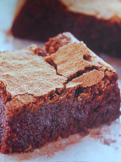 Una foto de Tarta crujiente de chocolate con vainilla y café