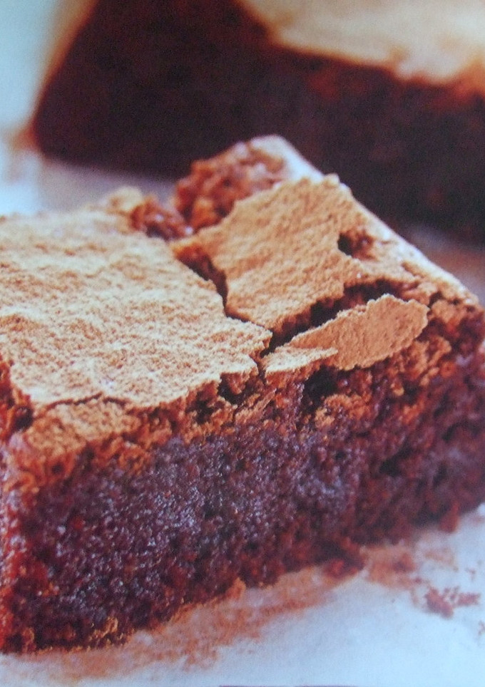 Una foto de Tarta crujiente de chocolate con vainilla y café