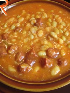 Una foto de Pochas de navarra con chorizo