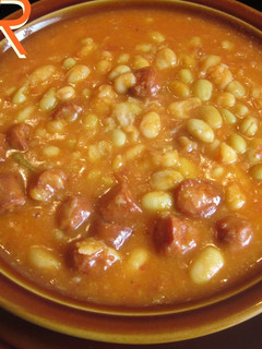 Una foto de Pochas de navarra con chorizo