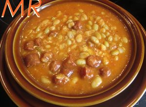 Una foto de Pochas de navarra con chorizo