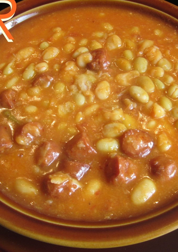 Una foto de Pochas de navarra con chorizo