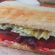 Sándwich tostado de bacón ahumado con tomate y lechuga