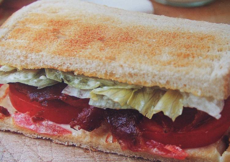 Sándwich tostado de bacón ahumado con tomate y lechuga