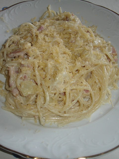 Una foto de Espaguetis a la carbonara con nata líquida