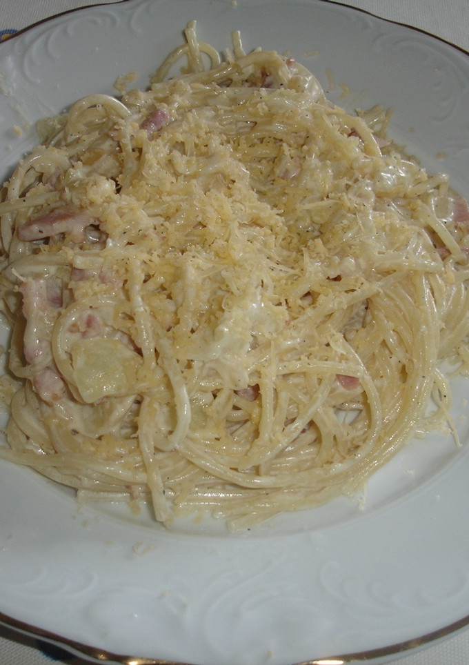 Una foto de Espaguetis a la carbonara con nata líquida