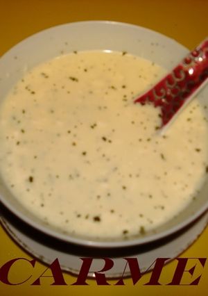Una foto de Salsa de yogur con jengibre y miel