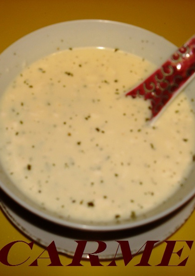 Una foto de Salsa de yogur con jengibre y miel