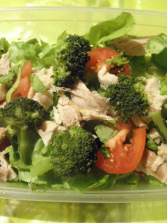 Una foto de Ensalada fresca de pollo y vegetales