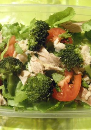 Una foto de Ensalada fresca de pollo y vegetales