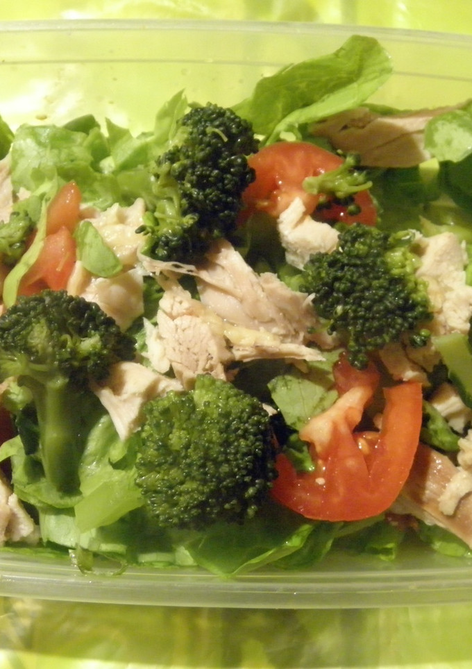 Una foto de Ensalada fresca de pollo y vegetales