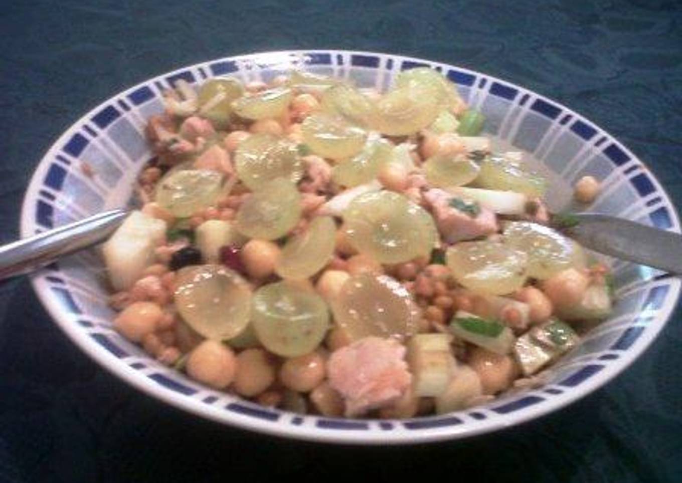Ensalada de legumbres con uva