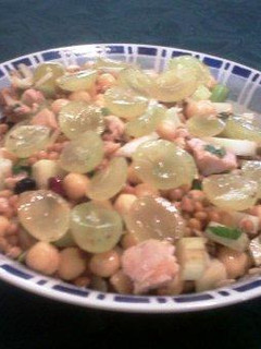 Una foto de Ensalada de legumbres con uva