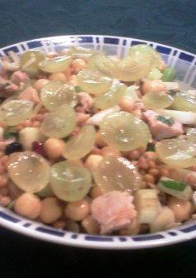 Una foto de Ensalada de legumbres con uva