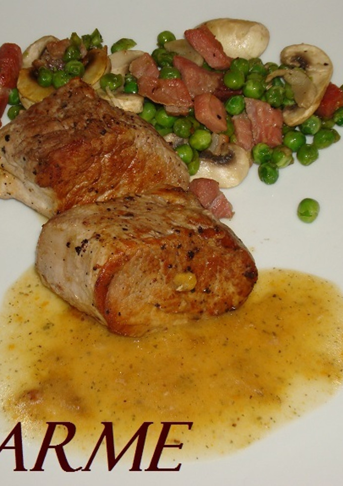 Una foto de Solomillo de cerdo con guisantes y jamón