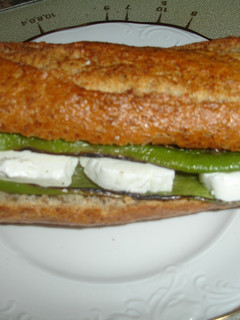 Una foto de Bocadillo de pimientos verdes y queso blanco