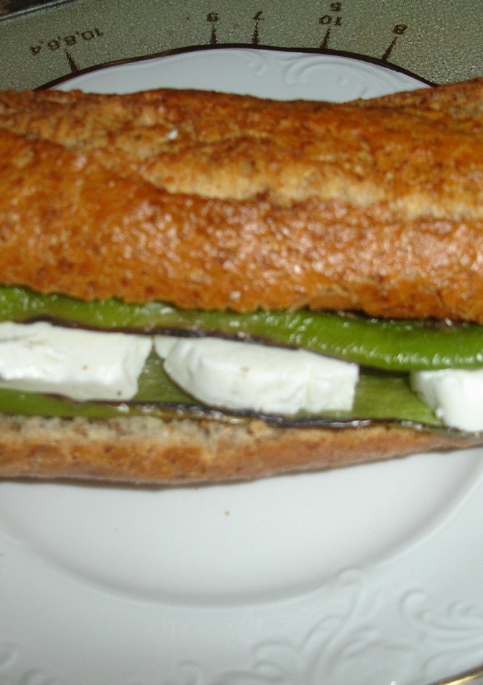 Una foto de Bocadillo de pimientos verdes y queso blanco