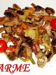 Una foto de Pavo asado con verduras