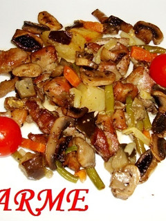 Una foto de Pavo asado con verduras