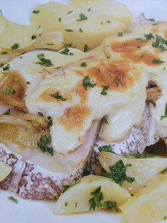 Foto principal de Merluza gratinada con cebolla caramelizada