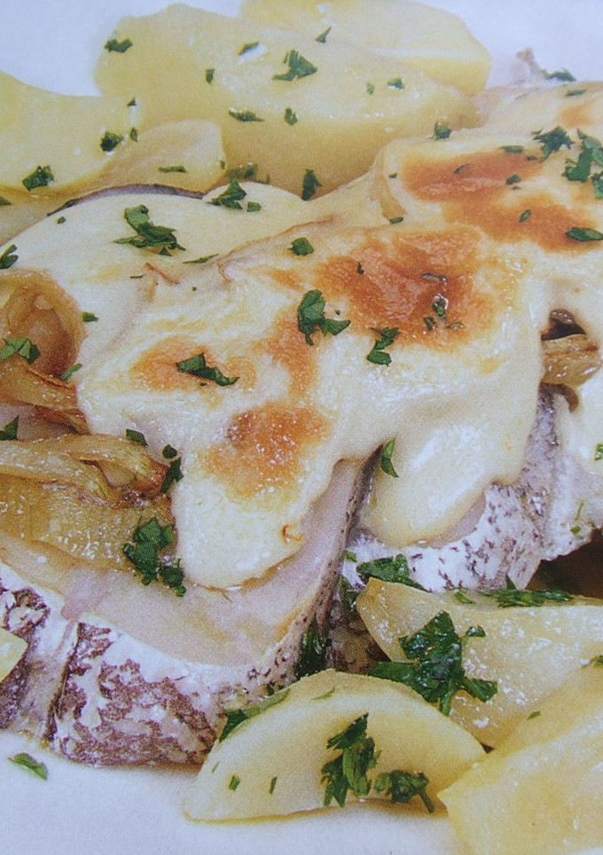 Una foto de Merluza gratinada con cebolla caramelizada
