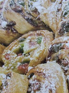Una foto de Caracolas rellenas con pasta de avellanas y frutas escarchadas