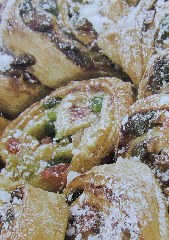 Una foto de Caracolas rellenas con pasta de avellanas y frutas escarchadas