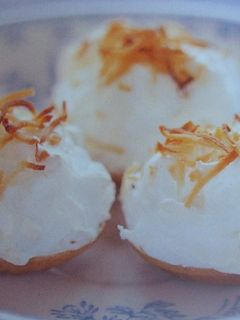 Una foto de Cestitas rellenas de crema de lima y coco tostado