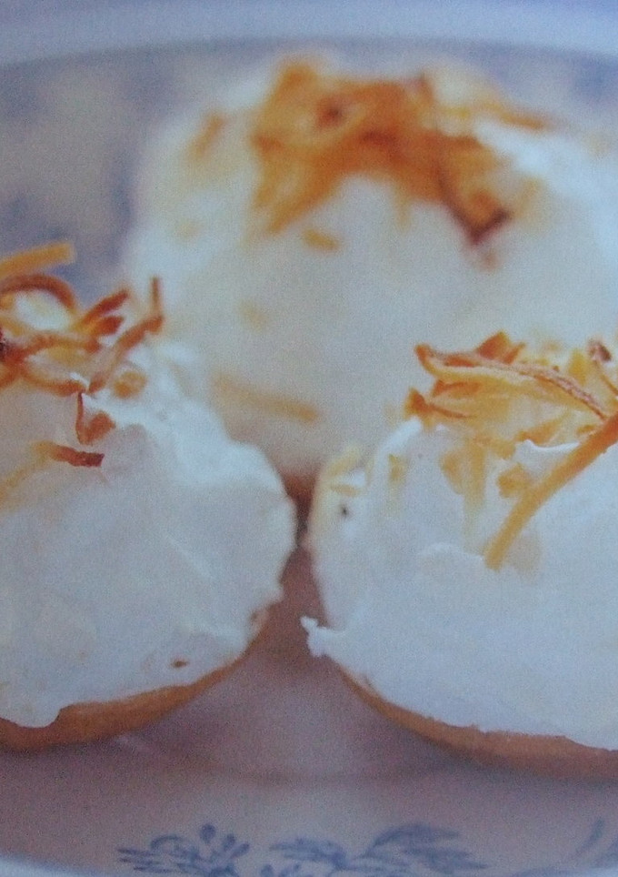 Una foto de Cestitas rellenas de crema de lima y coco tostado