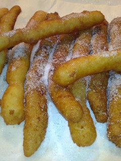 Una foto de Churros caseros con leche
