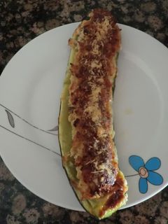 Una foto de Calabacines al horno rellenos de carne