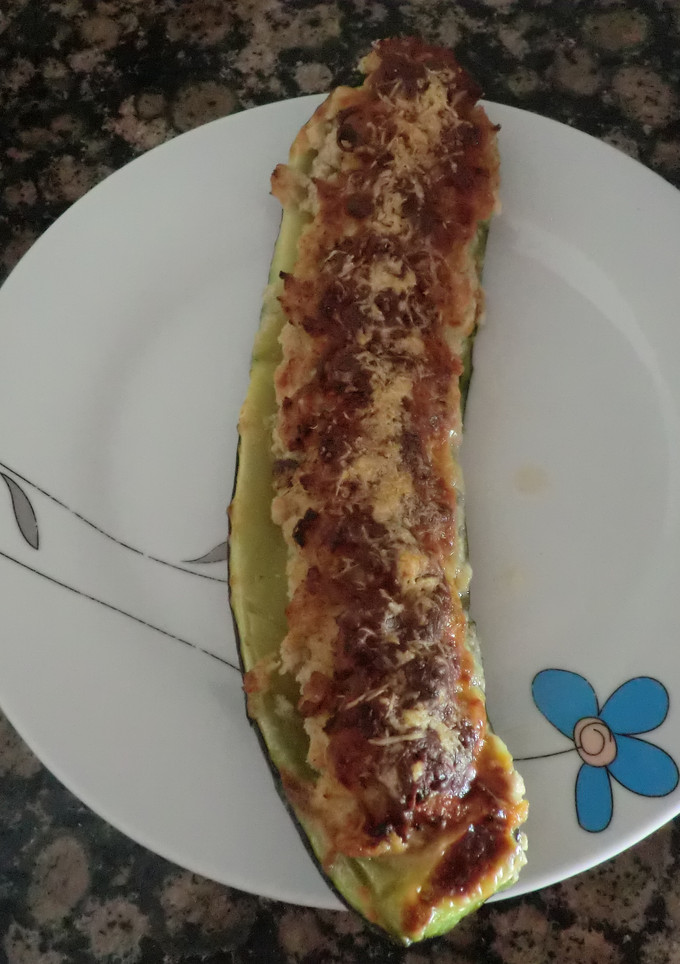 Una foto de Calabacines al horno rellenos de carne