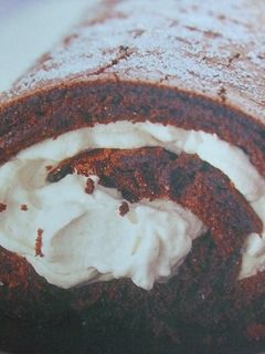 Una foto de Rollo de cacao con relleno de mascarpone al ron