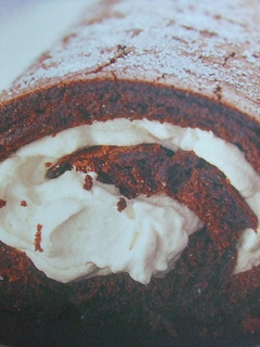 Una foto de Rollo de cacao con relleno de mascarpone al ron
