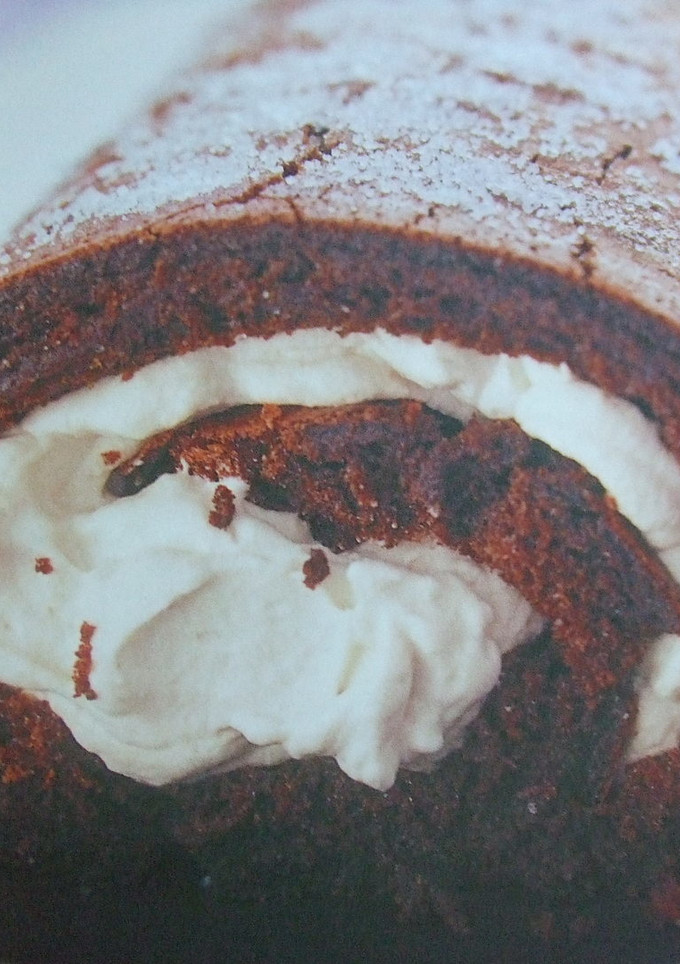 Una foto de Rollo de cacao con relleno de mascarpone al ron