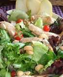 Ensalada verde con arenques y frutos secos