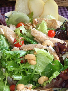 Una foto de Ensalada verde con arenques y frutos secos