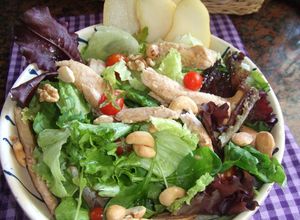 Una foto de Ensalada verde con arenques y frutos secos