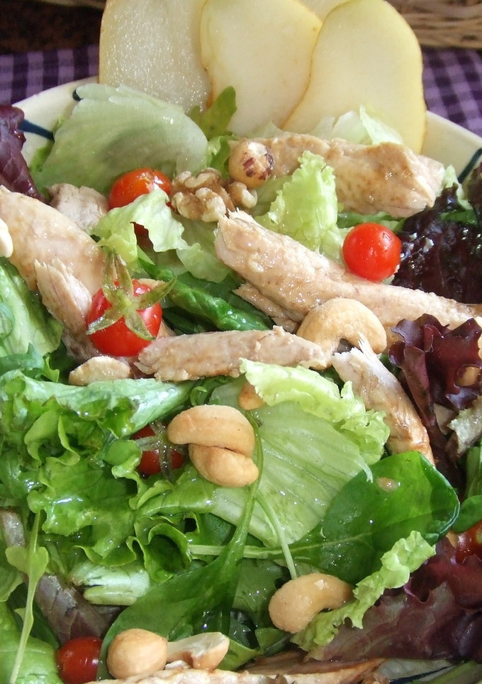 Una foto de Ensalada verde con arenques y frutos secos