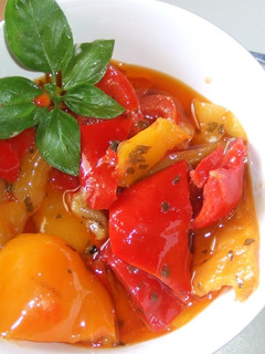 Una foto de Pimientos rojos y amarillos en conserva
