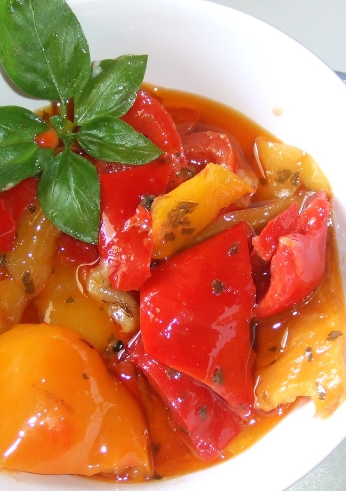 Una foto de Pimientos rojos y amarillos en conserva
