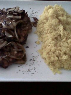 Una foto de Chuletas de cerdo con cebollas acaramelizadas y un toque de jengibre
