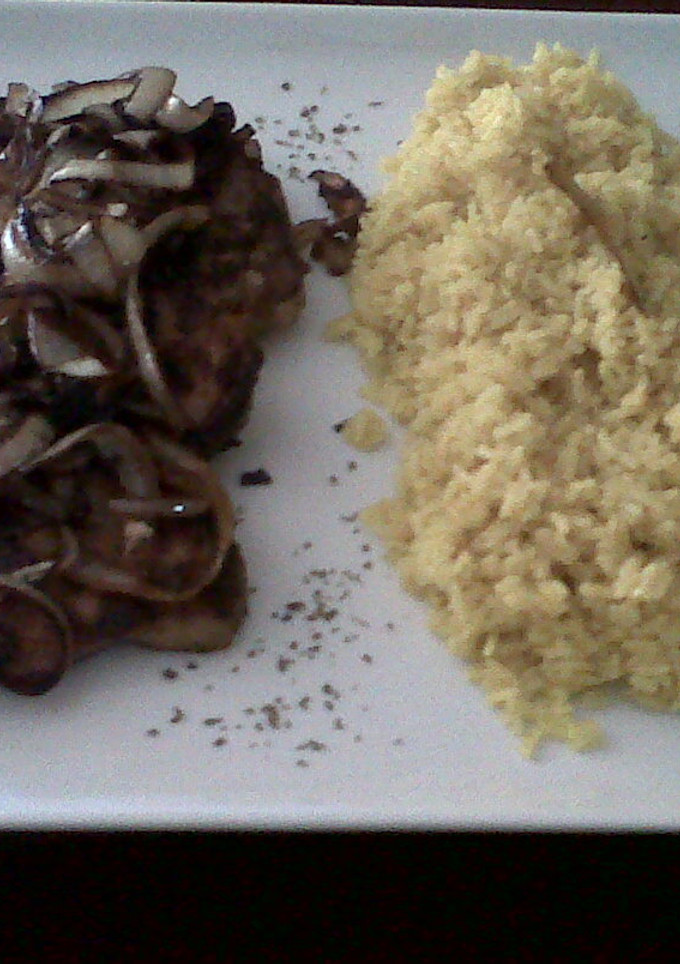 Una foto de Chuletas de cerdo con cebollas acaramelizadas y un toque de jengibre