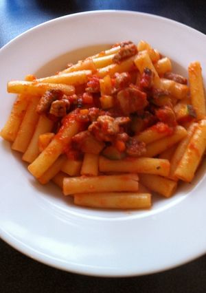 Una foto de Pasta con trocitos de carne y calabacín a la Marimar